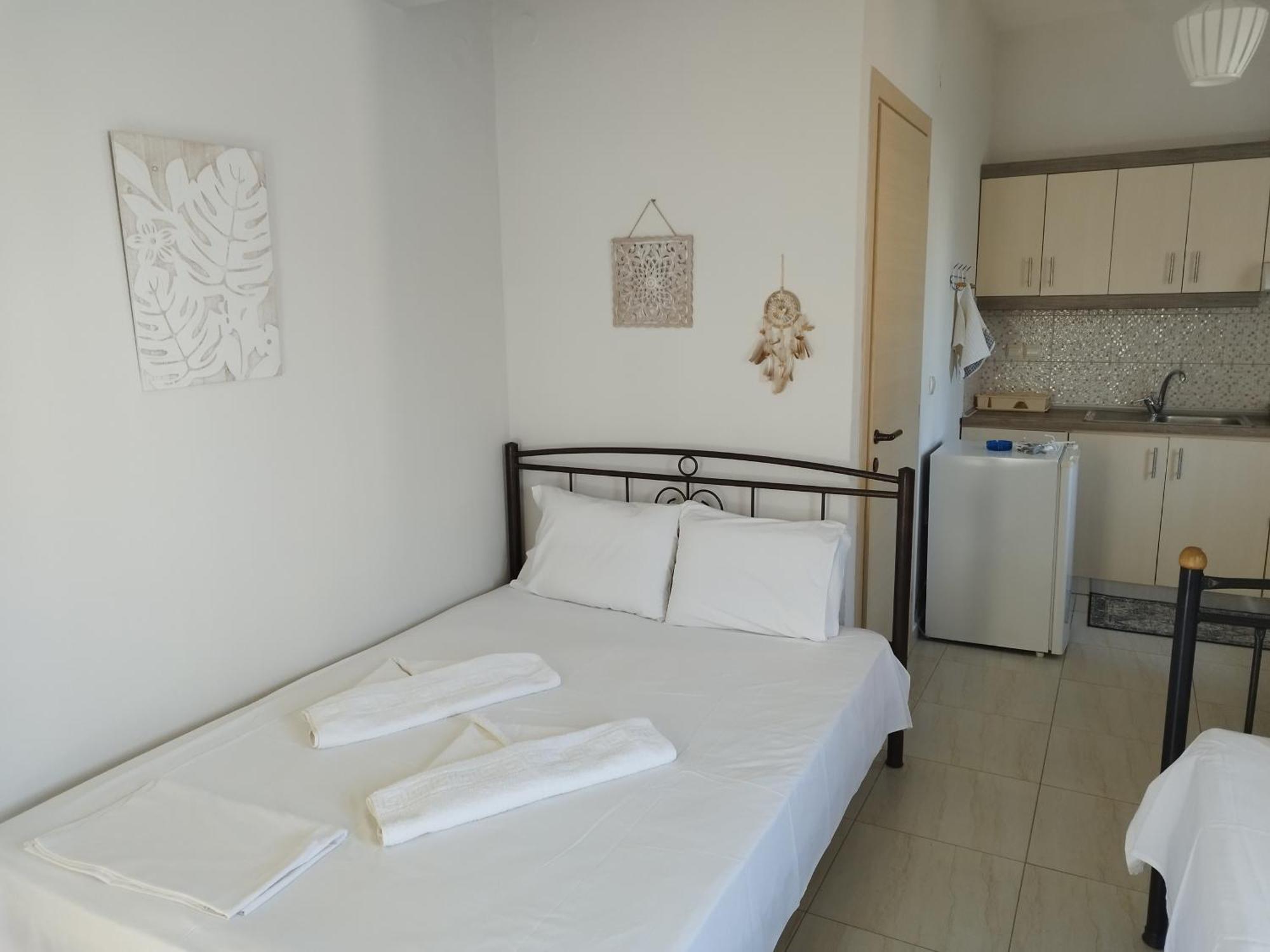 Christa'S Studio Apartment Nikiti  Bagian luar foto